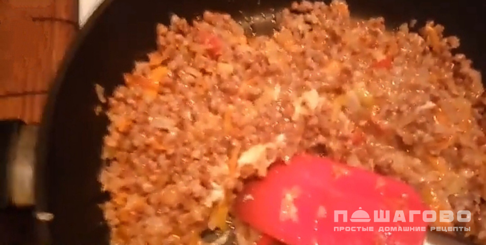 Фото приготовления рецепта: Гречневая каша с сыром и овощами - шаг 4