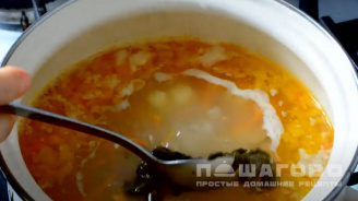 Фото приготовления рецепта: Суп из консервированного щавеля - шаг 4