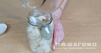 Фото приготовления рецепта: Нежный маринованный чеснок - шаг 4