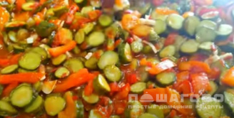 Фото приготовления рецепта: Огуречное лечо с помидорами и болгарским перцем - шаг 6