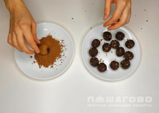 Фото приготовления рецепта: Полезные веганские конфеты из фиников - шаг 7