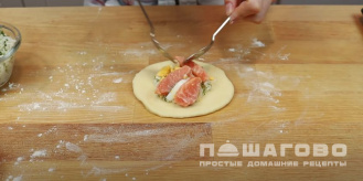 Фото приготовления рецепта: Духовые пирожки Расстегай с рыбными консервами - шаг 16