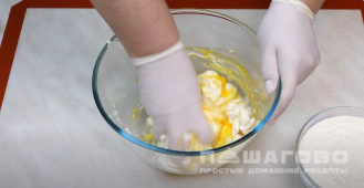 Фото приготовления рецепта: Творожные шарики жареные во фритюре - шаг 1