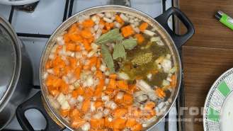 Фото приготовления рецепта: Рыбный суп из головы и хвоста форели - шаг 3