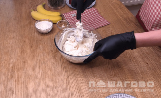 Фото приготовления рецепта: Постные сырники с бананом без яиц - шаг 1