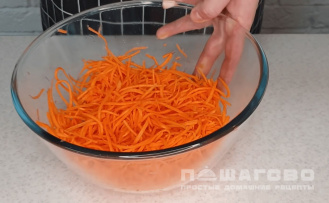 Фото приготовления рецепта: Салат с фунчозой и корейской морковью - шаг 1