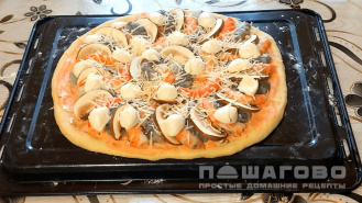 Фото приготовления рецепта: Пицца с креветками и шампиньонами - шаг 3