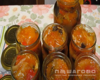 Фото приготовления рецепта: Лечо с баклажанами помидорами перцем и луком - шаг 7