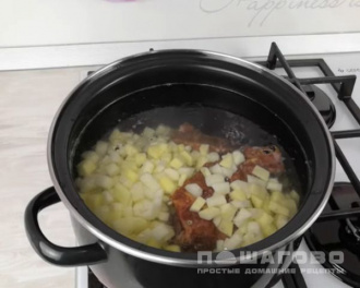Фото приготовления рецепта: Суп с консервированной фасолью с копченостями - шаг 1
