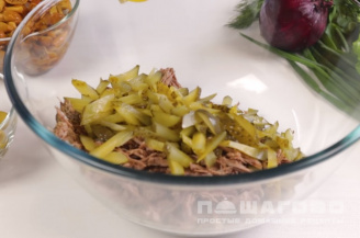 Фото приготовления рецепта: Шахтерский салат с солеными огурцами и мясом - шаг 4