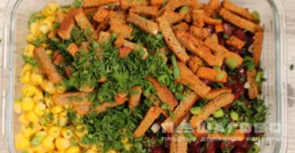 Фото приготовления рецепта: Салат с фасолью, кукурузой и сухариками - шаг 3
