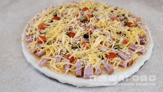 Фото приготовления рецепта: Пицца с козьим сыром и ветчиной - шаг 4