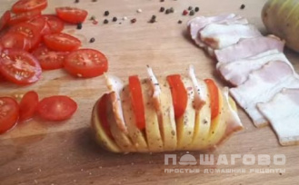 Фото приготовления рецепта: Печеная картошка-гармошка с беконом - шаг 2