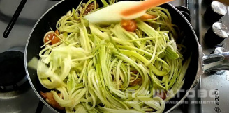 Фото приготовления рецепта: Спагетти из кабачков - шаг 5