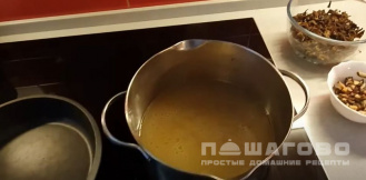 Фото приготовления рецепта: Суп кимчи с яйцом, тофу и древесными грибами моэр - шаг 5