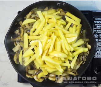 Фото приготовления рецепта: Картофель с шампиньонами в сметане - шаг 3