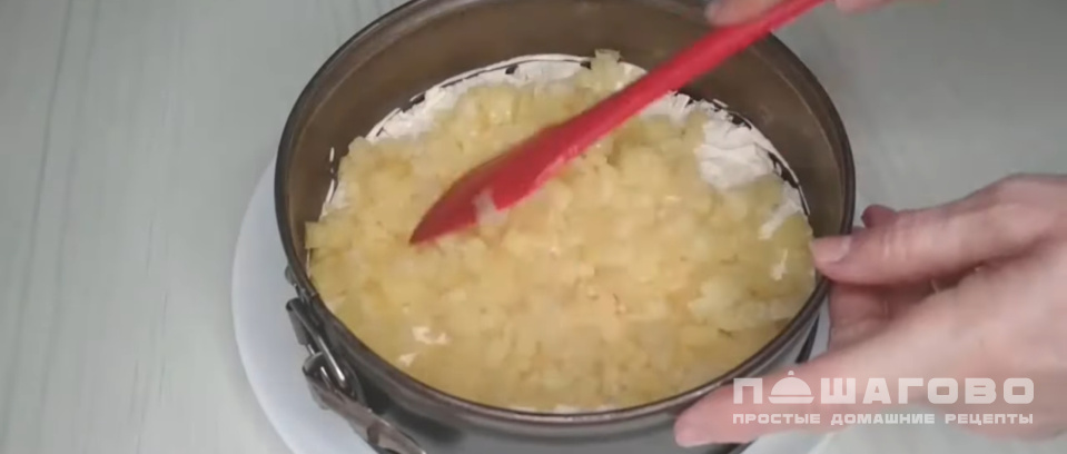 Фото приготовления рецепта: Салат с ананасами и куриной грудкой - шаг 3