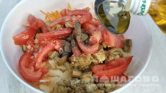 Фото приготовления рецепта: Салат из баклажанов, сладких перцев и помидоров - шаг 3