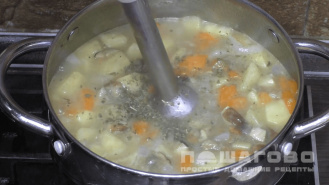 Фото приготовления рецепта: Суп-пюре из белых грибов с чесночными гренками - шаг 3