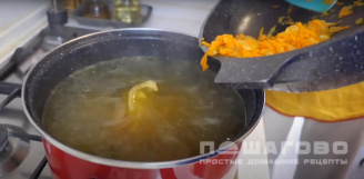 Фото приготовления рецепта: Суп из куриной грудки с вермишелью - шаг 7