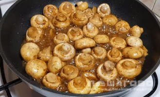 Фото приготовления рецепта: Жареные грибы с чесноком, петрушкой и лимонным соком - шаг 5