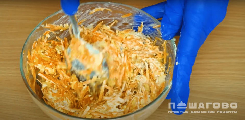 Фото приготовления рецепта: Морковный салат с сыром и чесноком - шаг 3