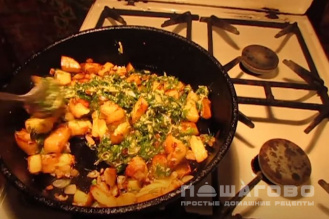 Фото приготовления рецепта: Вареная картошка, обжаренная на сковороде с сыром - шаг 7