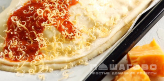 Фото приготовления рецепта: Итальянская пицца Кальцоне с салями и творогом - шаг 7