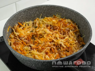Фото приготовления рецепта: Капустняк с картошкой и рисом - шаг 4