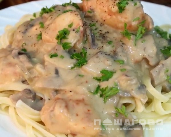 Бефстроганов из курицы с грибами