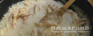 Фото приготовления рецепта: Нежный кальмар в сметанном соусе - шаг 8