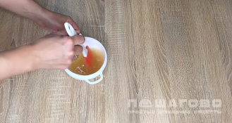 Фото приготовления рецепта: Чизкейк с творожно-сметанным желе и клубникой - шаг 5