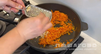 Фото приготовления рецепта: Макароны с фрикадельками в сковороде - шаг 7
