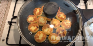 Фото приготовления рецепта: Сладкие сырники с изюмом для детей - шаг 8