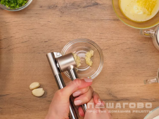 Фото приготовления рецепта: Луковые лепешки в духовке на дрожжах - шаг 1