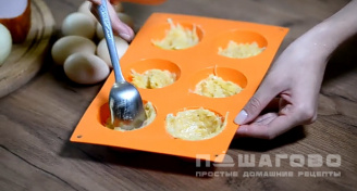 Фото приготовления рецепта: Картофельные корзинки с яйцом (в духовке) - шаг 4