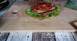 Фото приготовления рецепта: Сэндвич с семгой - шаг 9