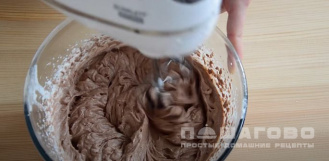 Фото приготовления рецепта: Домашнее шоколадное мороженное из сливок - шаг 3
