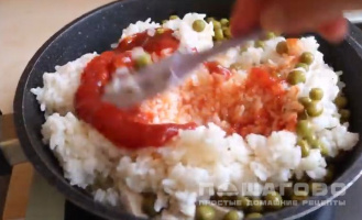 Фото приготовления рецепта: Рисовый омлет с зеленым горошком - шаг 3