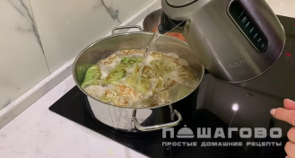 Фото приготовления рецепта: Тушеные голубцы с фаршем и заливкой со сметаной - шаг 10