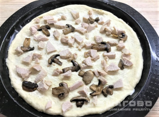 Фото приготовления рецепта: Пицца с картофелем - шаг 5
