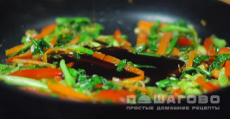 Фото приготовления рецепта: Рисовая лапша с овощами и соусом терияки - шаг 8