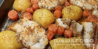 Фото приготовления рецепта: Макрурус с картошкой в духовке - шаг 5