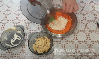 Фото приготовления рецепта: Салат с морковью и сухариками - шаг 4