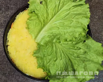 Фото приготовления рецепта: Белорусский слоеный салат с опятами и картофелем - шаг 10