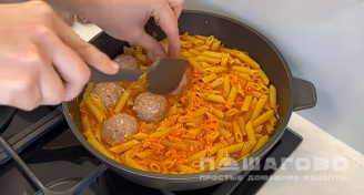 Фото приготовления рецепта: Макароны с фрикадельками в сковороде - шаг 10