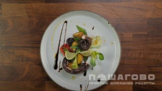 Фото приготовления рецепта: Средиземноморский салат из осьминога - шаг 7