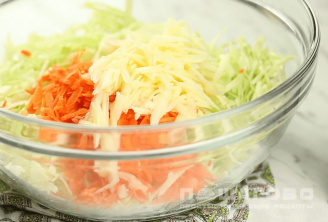 Фото приготовления рецепта: Салат с капустой, морковью и йогуртово-медовой заправкой - шаг 1