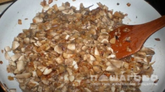 Фото приготовления рецепта: Мясо по-французски с грибами - шаг 4
