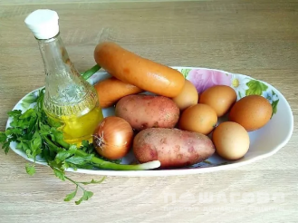 Фото приготовления рецепта: Сытная и яркая яичница с колбасой, картофелем и луком - шаг 1
